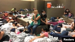 资料照 - 照片截屏自2019年6月11日拍摄的视频。美国得克萨斯州韦斯拉科市(Weslaco)边境巡逻站的一座收容非法移民家庭的收容所,居住条件拥挤不堪。