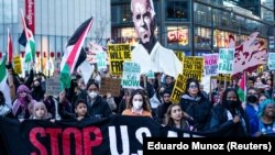 Demonstran pro-Palestina melakukan protes di sekitar Columbus Circle dalam aksi protes 'Shut it Down for Palestine' di kota New York (foto: dok).