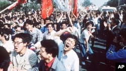 1989年北京的大专院校的师生和各界人士上街游行示威,爆发了震惊全球的六四民主运动。图为学生们上街游行,其中不少人在军队镇压中丧生。资料照