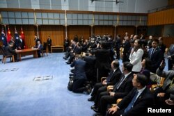 曾被中国关押的澳大利亚记者成蕾出席中澳两国总理共同参加的一个签字仪式时,她被数名中国官员和一名白衣女子围住。(2024年6月17日)