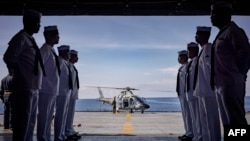 资料照:菲律宾海军士兵在巴丹群岛卡加延卡拉延岛海岸附近的一艘登陆舰上。巴丹群岛是位于菲律宾最北端的一组岛屿,距离台湾仅 140 公里。(2023年6月30日)