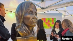 瑞士日内瓦展出的已故中国异议人士曹顺利的塑像。（2024年3月14日）