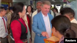 美国国会共和党籍众议员迈克·麦考尔2024年6月18日率团访问印度达兰萨拉。他和前众议长佩洛西等多名议员将于6月19日与西藏流亡精神领袖达赖喇嘛举行会晤。(图片来自路透社视频截图)