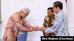 Presiden Jokowi bersalaman dengan salah satu bakal calon presiden Ganjar Pranowo di Istana, 30 Oktober 2023. (Foto: Courtesy/Biro Setpres)