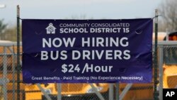 美国伊利诺伊州张贴的巴士司机招聘告示。(2023年4月19日)