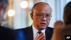 台湾行政院经贸谈判办公室总谈判代表邓振中在华盛顿接受美联社的采访。(2023年5月3日)