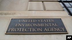 资料照片:美国环境保护署大楼的标牌。