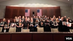 美国国会众议院中共问题特设委员会两党领袖与芬太尼危机的受害者家属合影。（2024年4月16日，美国之音记者李逸华摄）