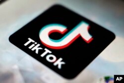 Logo aplikasi TikTok terlihat di Tokyo pada 28 September 2020. (Foto: AP)