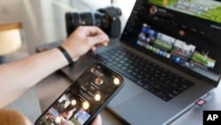 资料照片:TikTok橄榄球网红亚当·波特金(Adam Botkin)在蒙大拿州米苏拉的一家奇波雷墨西哥烧烤馆(Chipotle Mexican Grill)一边用餐一边编辑视频。(2023年5月3日)