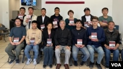 “六四屠杀与今日中国”主题讲座参与者合影留念,前排左起第四位是历史文献学者吴仁华。(2024年4月6日,张木林拍摄)