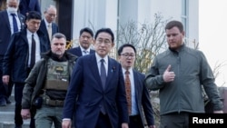 日本首相岸田文雄在2023年3月21日突访乌克兰。图为岸田文雄在发生过大屠杀的布查镇视察。