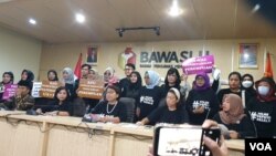 Sejumlah organisasi yang tergabung dalam Masyarakat Peduli Keterwakilan Perempuan (MPKP) mendesak KPU agar merevisi aturan tentang keterwakilan perempuan (VOA/Fathiyah).