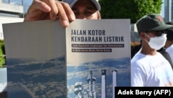 Para pengunjuk rasa yang memprotes kegiatan perusahaan pengolahan nikel, Trimegah Bangung Persada, berdemo di depan gedung Bursa Efek Indonesia saat pelaksanaan Penawaran Umum Perdana Saham perusahaan itu, di Jakarta, 12 April 2023. (Foto: Adek Berry/AFP)