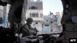 以色列军队于2023年12月24日发布的这张照片显示了吉瓦蒂旅的以色列士兵在加沙地带南部的汗尤尼斯行动。(以色列军队/法新社照片)