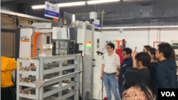 明新科技大学机械系老师赖国铭正对葛兰等同学上课 (美国之音/林柏宏)