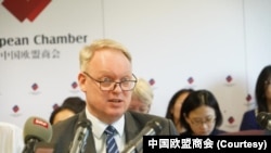 中国欧盟商会主席彦辞（Jens Eskelund）在北京举行的欧洲企业在华商业信心调查发布会上发表讲话。（2023年6月21日）