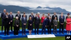 在意大利斯特雷萨出席七国集团财长峰会的各国财政部长和央行行长拍摄合影。(2024年5月24日)