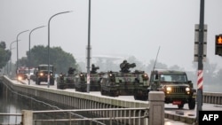 资料照:台湾军车驶过金门岛街头。 (2024年5月24日)