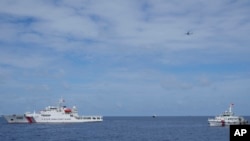 在美国海军一艘军机在天上盘旋监控下,两艘菲律宾供应船在一次危险的对峙中突破了中国海警船在托马斯第二浅滩附近的封锁。(2023年8月22日)
