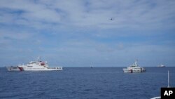 两艘菲律宾供应船在一次危险的对峙中突破了中国海警船在托马斯第二浅滩附近的封锁。(资料照, 2023年8月22日)