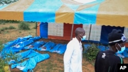 2023年4月23日，在肯尼亚南部沿海城市马林迪附近的沙卡霍拉村，摆放着被挖出的邪教受害者尸体。