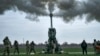FILE - Tentara Ukraina menembaki posisi Rusia dari howitzer M777 yang dipasok AS di wilayah Kherson, Ukraina, 9 Januari 2023. (AP/Libkos)