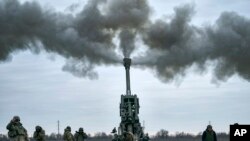 资料照片: 2023 年 1 月 9 日,乌克兰士兵使用美国提供的 M777 榴弹炮在乌克兰赫尔松地区向俄罗斯阵地开火。