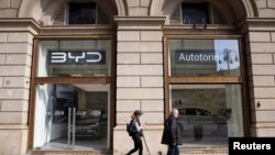 资料照:中国电动车比亚迪在意大利米兰设有的一个专卖店。(2024年3月20日)