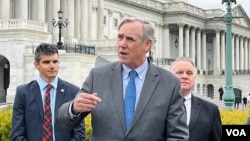 资料照片:美国国会及行政当局中国委员会共同主席、民主党联邦参议员默克里2024年3月22日在国会山针对香港通过“23条”立法措施召开记者会。(美国之音记者李逸华拍摄)