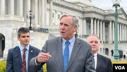 美国国会暨行政当局中国委员会（CECC ）共同主席、民主党联邦参议员杰夫·默克里2024年3月22日在国会山针对香港通过“23条”立法措施召开记者会。（美国之音记者李逸华摄）