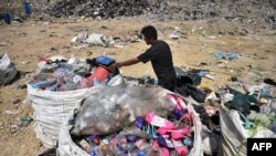 Seorang pemulung mengumpulkan plastik daur ulang di lokasi pembuangan sampah Ban Tarn di Provinsi Chiang Mai, Thailand utara. (Foto: AFP)