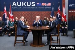 2023年3月13日,美国总统拜登(中)在加利福尼亚州圣地亚哥洛马海军基地举行的AUKUS峰会期间与英国首相里希·苏纳克(右)和澳大利亚总理安东尼·阿尔巴尼斯(左)举行三边会议。