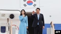韩国总统尹锡悦和夫人从首尔启程访问美国。(2023年4月24日)