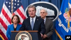 美国联邦调查局(FBI)局长克里斯托弗·雷在华盛顿司法部的一个记者会上讲话。(2023年1月26日)