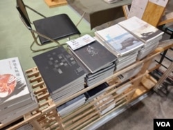 参展商蓝蓝的天认为《乱流》不应被列为“敏感”,故纵使被主办方要求下架,仍拒绝跟从,并继续放在展区出售 (美国之音)