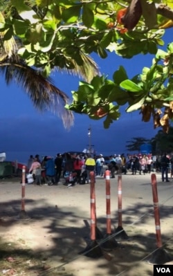 哥伦比亚内科克利加勒比海边,所有人准备登船穿越加勒比海和雨林(拍摄:小白)