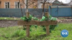 VOA英语视频：战火中的生与死——走访乌克兰前线小镇 