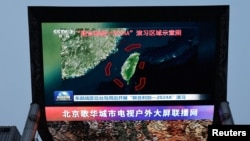 北京街头巨幅电视屏幕播放中国军队东部战区绕台军演的新闻. (2024年5月23日)