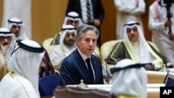 美国国务卿布林肯在利雅得与沙特官员出席会议。(2024年4月29日)