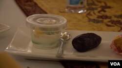 Takjil seperti kurma dan kue putri mandi dihidangkan bagi tamu Iftar Dinner di KBRI