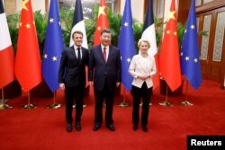 中国领导人习近平在北京会晤到访的欧盟委员会主席冯德莱恩和法国总统马克龙。(2023年4月6日)