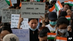 2023 年 5 月 29 日,在印度新德里东北部的家乡曼尼普尔邦,库基部落的一名成员在静坐抗议杀害部落民的过程中哭泣。