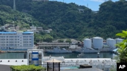 资料照:台海军舰艇停泊在台湾北端基隆港。台湾国防部说,一枚中国军事监测气球12月7日晚间飘过基隆港上空。(2022年8月4日)