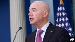 2024年7月15日,美国国土安全部部长亚历杭德罗·马约卡斯在华盛顿白宫举行的新闻发布会上讲话。(美联社照片)