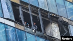 俄罗斯保安部队成员在莫斯科查看一处据报被乌克兰无人机袭击的办公楼。(2023年8月1日)