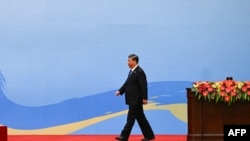 中国领导人习近平出席在北京人大会堂举行的一带一路论坛开幕式。(2023年10月18日)