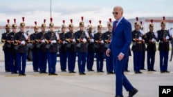 美国总统拜登抵达巴黎奥利机场时走过法国仪仗队的欢迎仪式。(2024年6月5日)