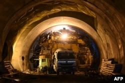 资料照:位于印度阿鲁纳恰尔邦的色拉隧道正在施工。(2021年10月21日)