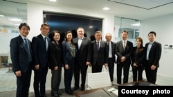 台湾民众党主席柯文哲率民众党成员在华盛顿智库哈德逊研究所拜会前美国国务卿麦克·蓬佩奥(2023年4月20日,柯文哲办公室提供)